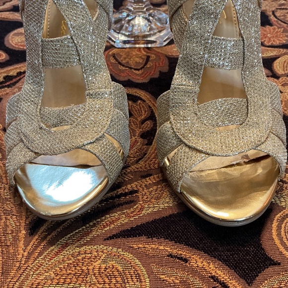 Marc Fisher Nala Mid Heel Gold Glitter Evening Sandals 3 1/4” Heel Size 7M - Picture 11 of 11